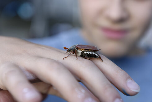 Junge mit Maikäfer auf seiner Hand - LBF001126