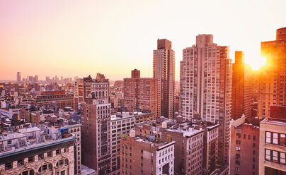 USA, New York, Manhattan, Blick auf die Stadt von der 230 Fith Rooftop Bar - SEGF000383