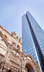 USA, Boston, Blick auf den John Hancock Tower mit der Fassade der alten Kirche im Vordergrund - SEGF000393