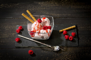 Raspberry icecream with fresh raspberries and waffle rollls - MAEF010709
