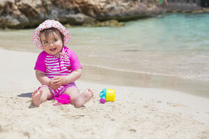 Spanien, Balearen, Mallorca, kleines Mädchen spielt am Sandstrand - ROMF000047