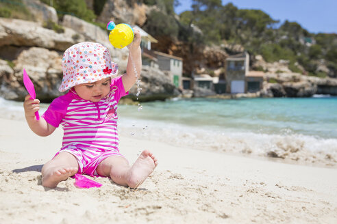 Spanien, Balearen, Mallorca, kleines Mädchen spielt am Sandstrand - ROMF000048