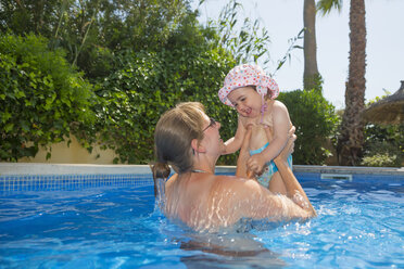 Spanien, Mallorca, Mutter und ihre kleine Tochter zusammen in einem Schwimmbad - ROMF000050