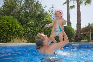 Spanien, Mallorca, Mutter und ihre kleine Tochter zusammen in einem Schwimmbad - ROMF000051