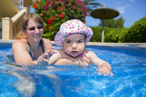 Spanien, Mallorca, Mutter und ihre kleine Tochter zusammen in einem Schwimmbad - ROMF000052