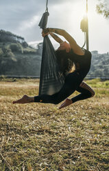 Frau macht Aerial Yoga im Freien - MGOF000294