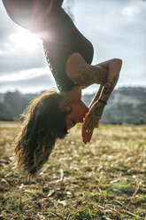 Frau macht Aerial Yoga im Freien - MGOF000296