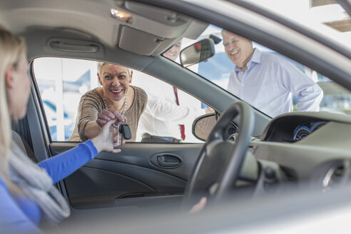 Eltern kaufen ein neues Auto für ihre Tochter - ZEF006329