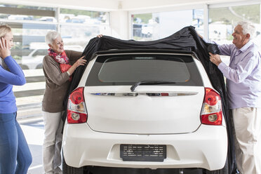 Vater und Mutter enthüllen ein neues Auto als Geschenk für die Tochter - ZEF006364