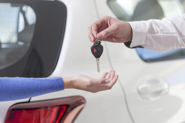 Handing over of car key - ZEF006378