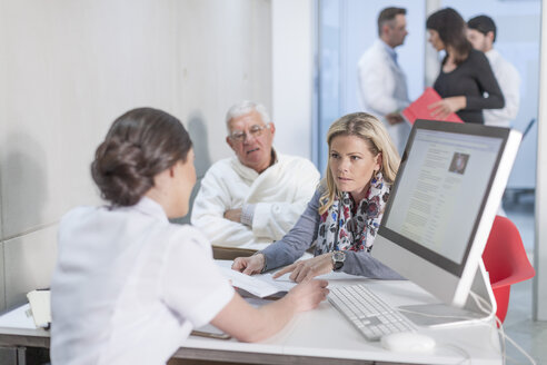 Krankenschwester hilft Patienten am Empfang der Klinik - ZEF005924