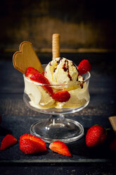 Vamilla icecream with strawberries and chocolate sauce - MAEF010730