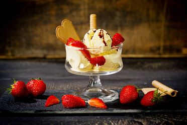 Vamilla icecream with strawberries and chocolate sauce - MAEF010731