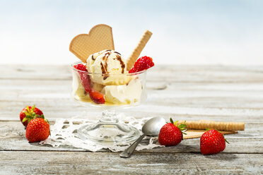 Vamilla icecream with strawberries and chocolate sauce - MAEF010732