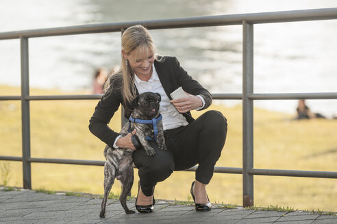 Geschäftsfrau mit ihrem Mops - PAF001438