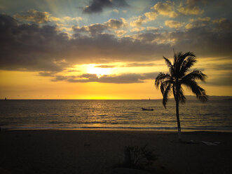 Sonnenuntergang am mexikanischen Strand in Puerto Vallarta, Jalisco, Mexiko. - ABAF001818