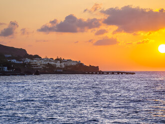 Italien, Sizilien, Äolische Inseln, Blick auf Isola Stromboli bei Sonnenuntergang - AMF004079
