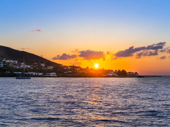 Italien, Sizilien, Äolische Inseln, Blick auf Isola Stromboli bei Sonnenuntergang - AMF004084