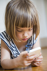 Kleines Mädchen mit Smartphone - LVF003531