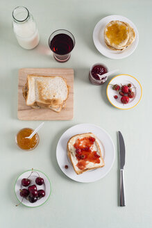 Toast mit Erdbeermarmelade, Toasties mit Aprikosenmarmelade, Erdbeeren und Kirschen, Milchflasche - MYF001033