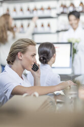 Verkäuferin am Telefon im Wellness-Shop - ZEF006505