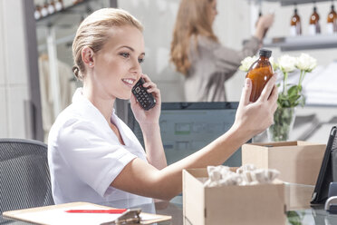 Verkäuferin am Telefon im Wellness-Shop - ZEF006452