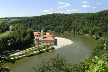 Deutschland, Bayern, Niederbayern, Kelheim, Blick auf Kloster Weltenburg mit Donau - LBF001128