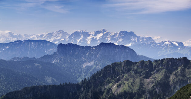 Deutschland, Bayern, Chiemgauer Alpen, Blick vom Hochfelln südwärts zur Hörndlwand und den Loferer Steinbergen - SIEF006617