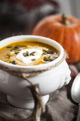 Schüssel Hokkaido-Suppe mit saurer Sahne und Kürbiskernen - SBDF002061