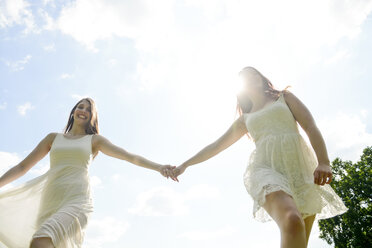 Zwei glückliche junge Frauen Hand in Hand - BFRF001262