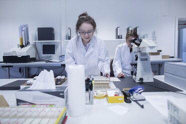 Laborantinnen und Laboranten, die in einem medizinischen Labor arbeiten - SGF001696
