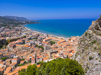 Italien, Sizilien, Cefalu, Blick auf die Altstadt von Cefalu vom Rocca di Cefalu - AMF004087