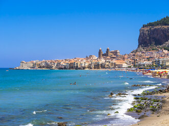 Italien, Sizilien, Cefalu, Blick auf Cefalu mit dem Dom von Cefalu, Rocca di Cefalu, Strand - AMF004090