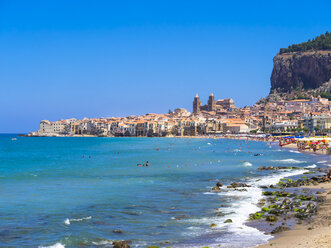 Italy, Sicily, Cefalu, View of Cefalu with Cefalu Cathedral, Rocca di Cefalu, beach - AMF004090