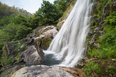 Spanien, Galicien, Neda, Wasserfall Belelle - RAEF000212