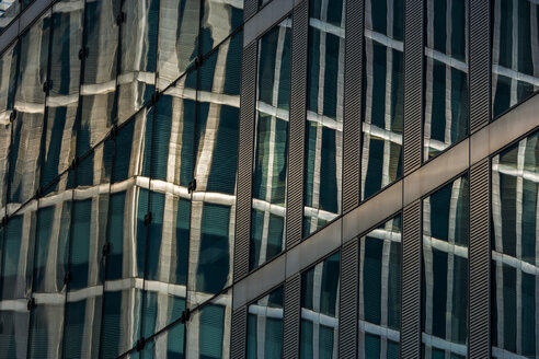 Deutschland, München, Spiegelung der Highlight Towers in einem anderen Gebäude - TCF004704