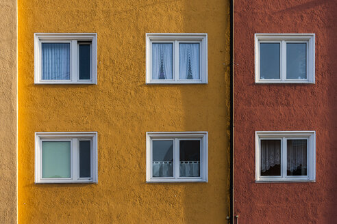 Deutschland, München, Fassade und Fenster eines Mehrfamilienhauses - TCF004707