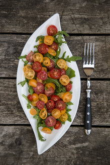 Blattförmiger Teller mit Tomatensalat, garniert mit Rucola - SARF001935