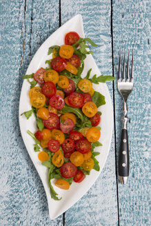 Blattförmiger Teller mit Tomatensalat, garniert mit Rucola - SARF001936