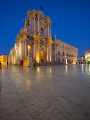 Italien, Sizilien, Siracusa, Ortygia, Dom Santa Maria delle Colonne zur blauen Stunde - AMF004092