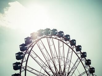 Germany, Hamburg, big wheel against the sun - KRPF001427