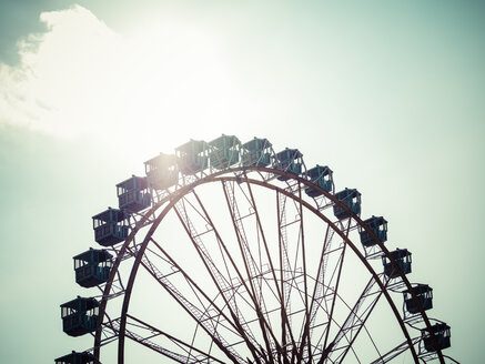 Deutschland, Hamburg, Riesenrad gegen die Sonne - KRPF001427