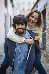 Italien, San Gimignano, Porträt eines glücklichen jungen Paares - GIOF000021