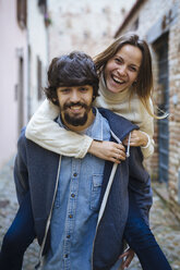 Italy, San Gimignano, portrait of happy young couple - GIOF000021