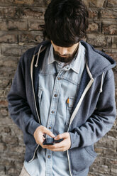 Young man using his smartphone - GIOF000038