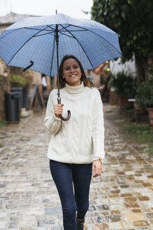 Italien, San Gimignano, Porträt einer lächelnden jungen Frau mit Regenschirm - GIOF000039