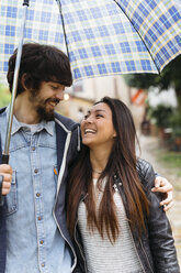 Glückliches junges Paar mit Regenschirm - GIOF000026