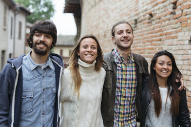 Italien, San Gimignano, Gruppenbild von vier Freunden bei der Erkundung der Stadt - GIOF000032