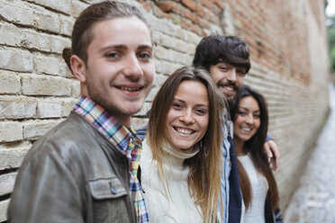 Italien, San Gimignano, Gruppenbild von vier lächelnden Freunden - GIOF000034