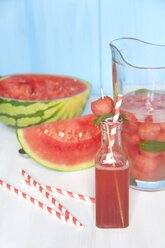 Karaffe mit Wassermelone, Erdbeersirup, Eis und Minze, Glasflasche mit Trinkhalm - YFF000441
